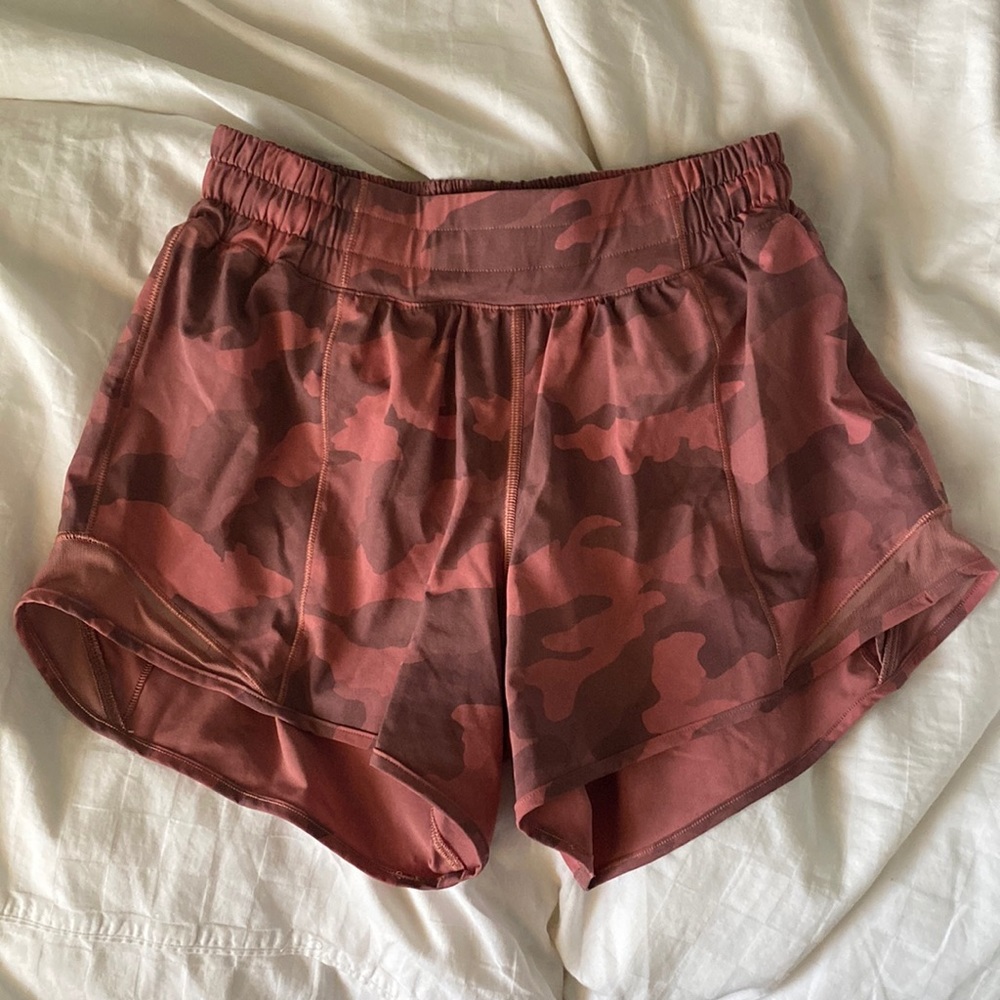 Lululemon Hotty Hot 4 inch Shorts in Pink Camo